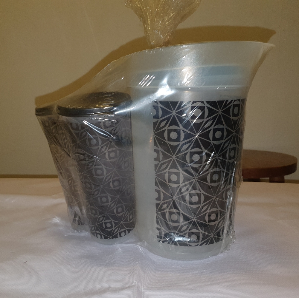 Tupperware pitcher w/cups and lids